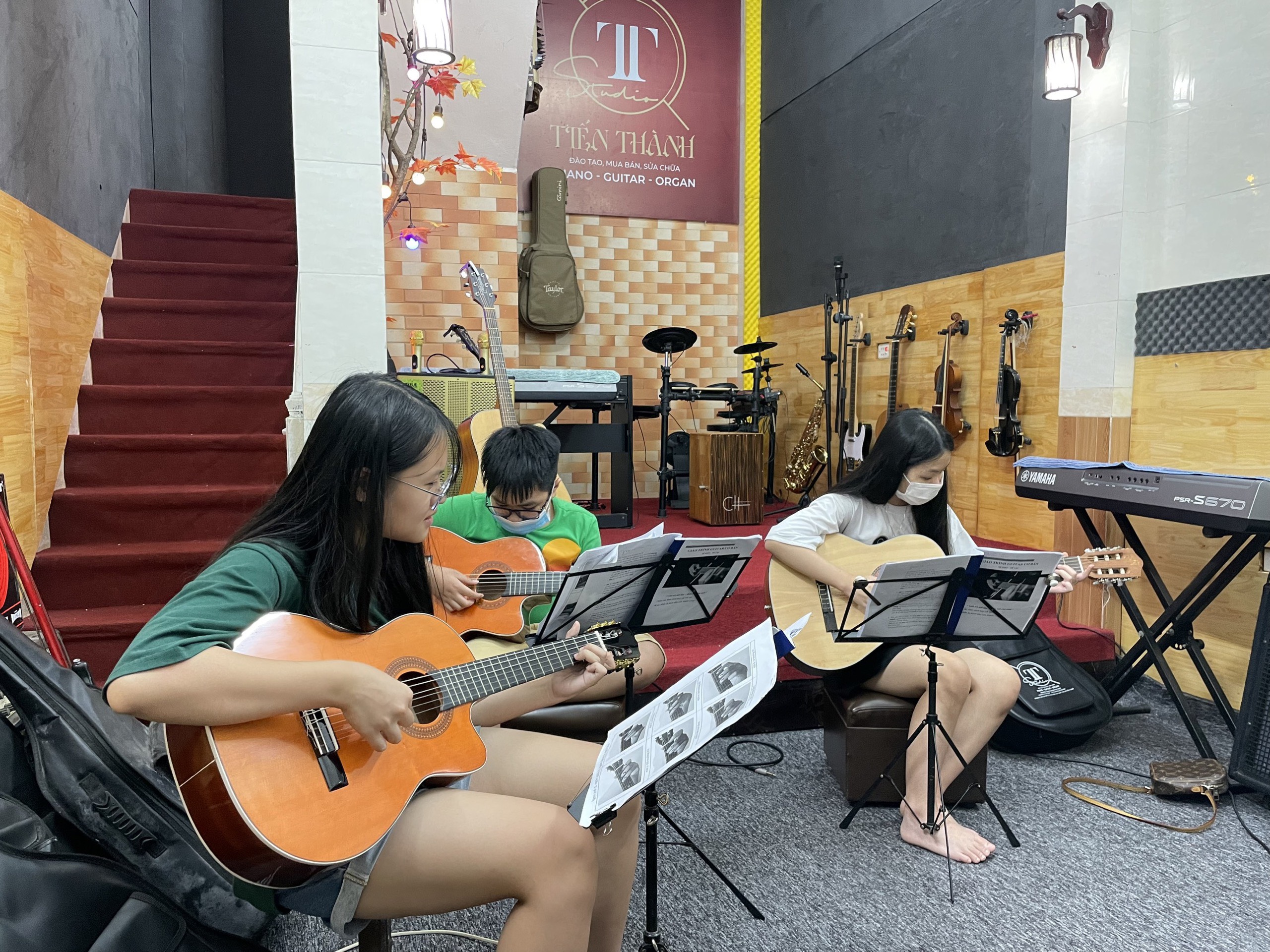 GIA SƯ DẠY GUITAR TẠI NHÀ - Tiến Thành Music School